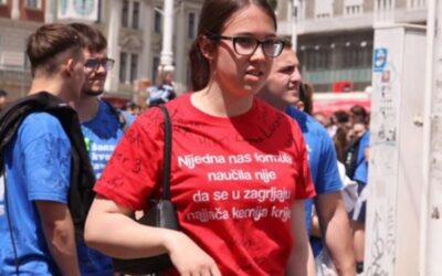 4.b ima najbolji natpis na majici!